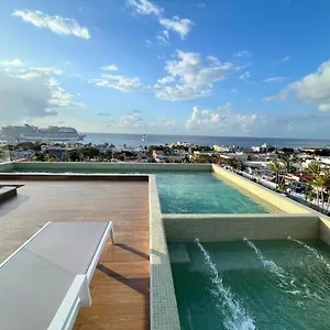 Brand New With Rooftop Pool Holiday home
